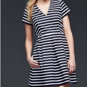 GAP Women's Striped Pleated Fit & Flare Dress in Navy & White Size 6